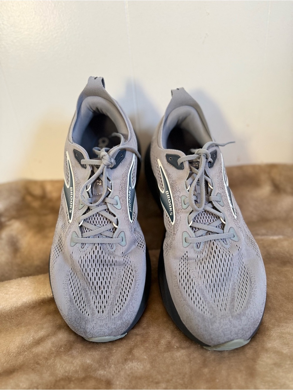 Brooks Glycerin 22 Men’s Gray and Black Glycermin Running Shoes - Picture 3 of 8